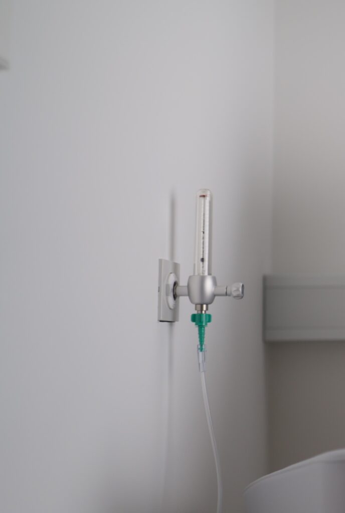 Wandmontierter Durchflussmesser/Flowmeter mit Schlauchanschluss.